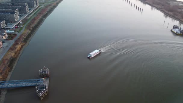 Passenger Boat Doing Turn Docking Small Town Pier River Scheldt — Vídeo de stock