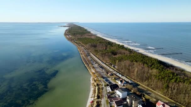 Красивая Дамба Несколько Автомобилей Проезжают Между Морем Волнами Белыми Шапками — стоковое видео