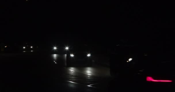Glowing Headlights Traveling Vehicles Dark Road Rainy Evening Static Shot — Vídeo de stock