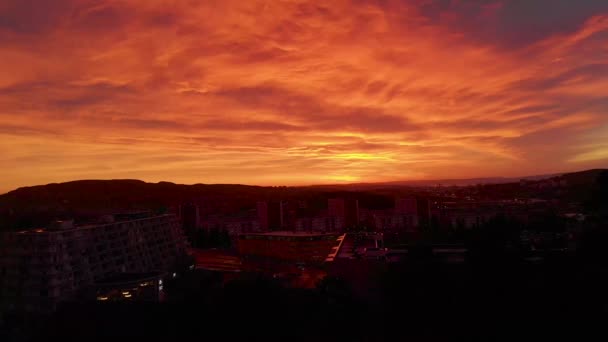 Ciudad Roja Pintada Por Los Últimos Rayos Impresionante Puesta Sol — Vídeo de stock