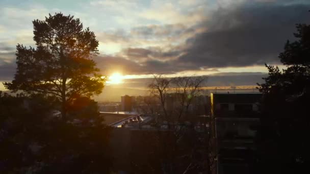 Tramonto Nuvoloso Uno Skyline Sonnolento Una Città Tranquilla Vista Aerea — Video Stock