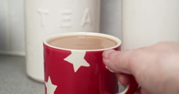 Uma Pessoa Com Chá Cuppa Põe Mesa Depois Lhe Golinho — Vídeo de Stock