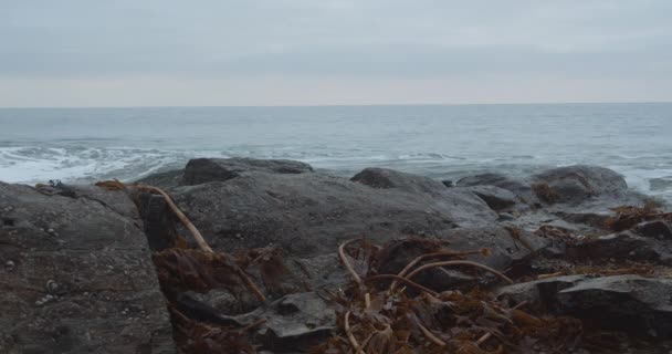 Splashing Waves Rocky Shore Rinsey Head Beach Vicino Helston Cornovaglia — Video Stock