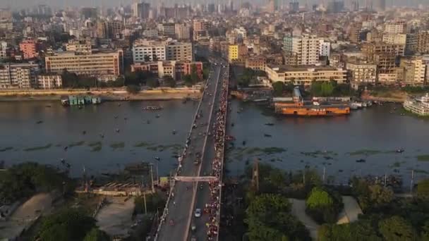 Overvolle Brug Dhaka Aziatische Stad Uitzoomen Vanuit Lucht — Stockvideo