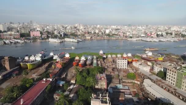 Enorme Scheepswerf Bangladesh Stadsgezicht Rivieroevers Heldere Dag Luchtfoto — Stockvideo