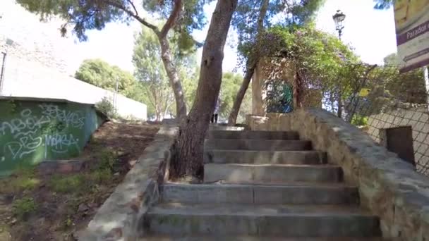 Subiendo Las Escaleras Frente Famoso Castillo Gibralfaro Málaga Una Mujer — Vídeo de stock
