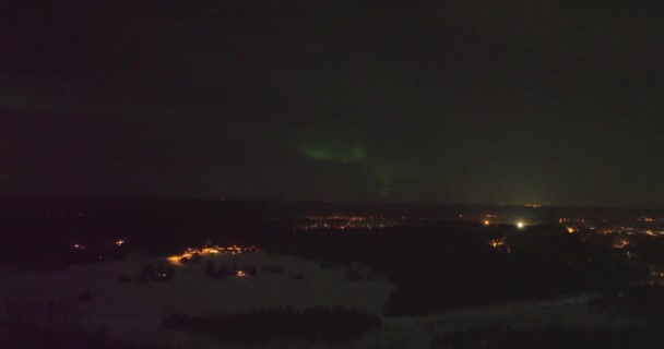 芬兰南部一个城镇上方的Aurora Borealis的空中景观 不断上升的无人驾驶飞机射击 — 图库视频影像