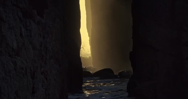 Sunlight Illuminated Zawn Pyg Natural Arch Crashing Waves Nanjizal Beach — стоковое видео