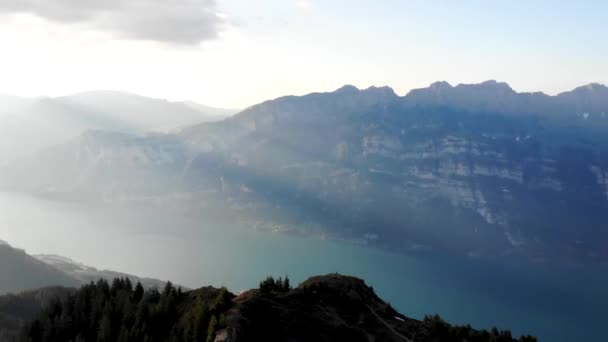 Letecký Pohled Jezero Walensee Obklopeno Útesy Vrcholky Hor Jako Churfirsten — Stock video