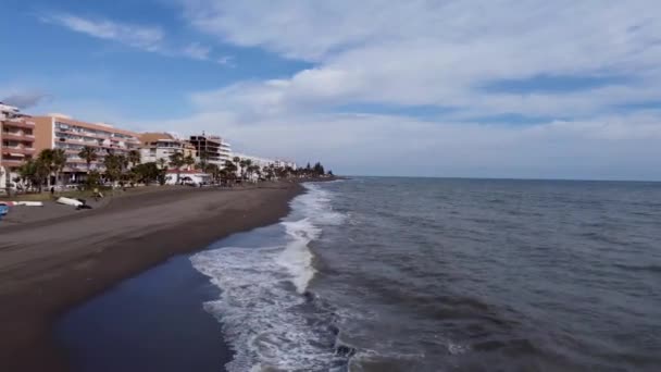 Volando Hacia Atrás Por Encima Playa Rincón Victoria Fuera Málaga — Vídeos de Stock