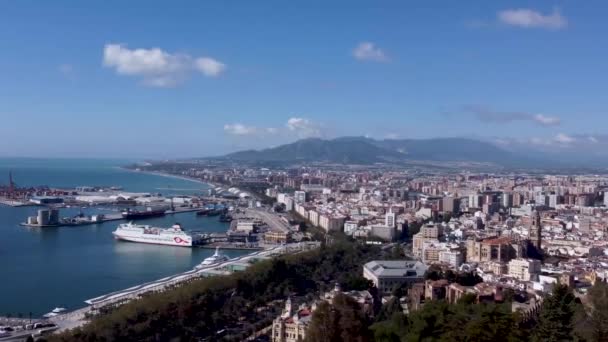 Widok Piękny Port Maladze Słoneczny Dzień Statek Wycieczkowy Zadokował Przystani — Wideo stockowe