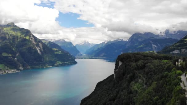 瑞士乌里市Seelisberg附近的Lucerne湖岸边的悬崖峭壁上的空中飞越 可以看到湖尽头的Fluelen和Brise — 图库视频影像