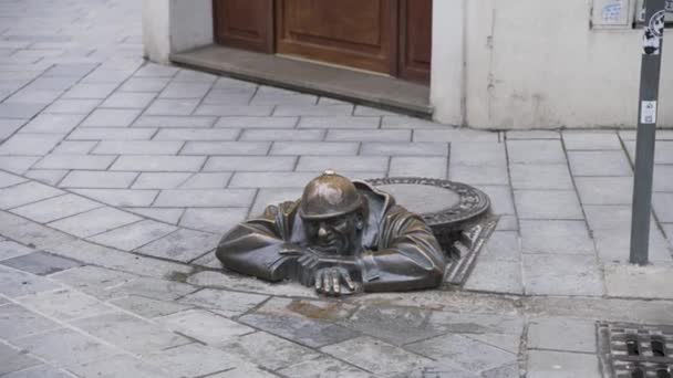 Die Skulptur Man Work Oder Peeper Der Bratislava Straße Slowakei — Stockvideo