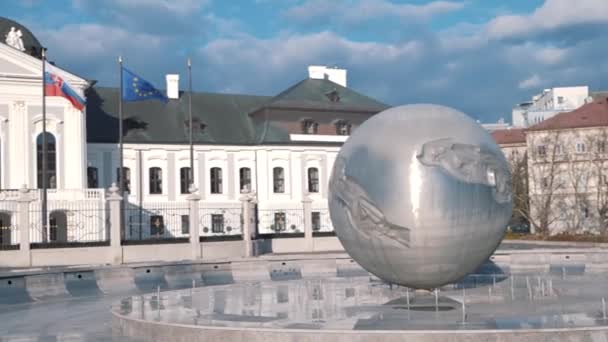 Patung Planet Perdamaian Air Mancur Dan Istana Presiden Bratislava — Stok Video