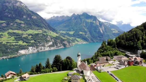 スイスのユーリ湖ルツェルン湖に向かってSeelisbergとその教会の村を空中飛行 — ストック動画