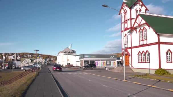 Автомобили Проезжающие Мимо Церкви Улицах Деревни Хусавик Исландия — стоковое видео