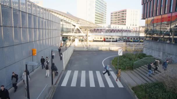 Weitwinkel Von Menschen Die Vor Dem Bahnhof Und Abfahren Leuven — Stockvideo