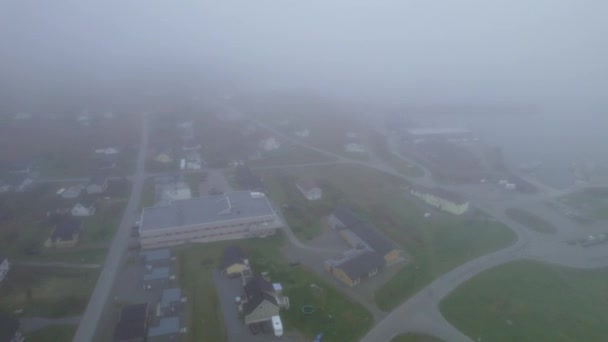 Letecký Záběr Malé Vesničky Sryi Severním Norsku Pokryté Mlhou — Stock video