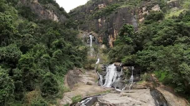 Aerial Dolly Ravana Falls Streaming Rocks Surrounded Dense Green Rainforest — Vídeo de Stock