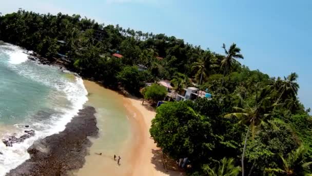 Lumba Udara Dalam Penurunan Gelombang Laut Pirus Menghantam Pantai Pasir — Stok Video