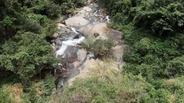 Aerial Dolly Flying Ravana Falls Streaming Rocks Surrounded Dense Green — Vídeo de Stock