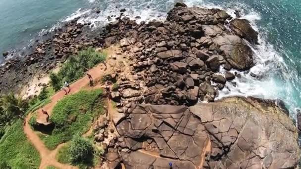 Aerial Drone Rocky Cliff Seaside Blue Ocean Waves Crashing Mirissa — Vídeo de Stock