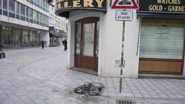 Pria Tempat Kerja Patung Jalan Bratislava Slowakia Lambat — Stok Video