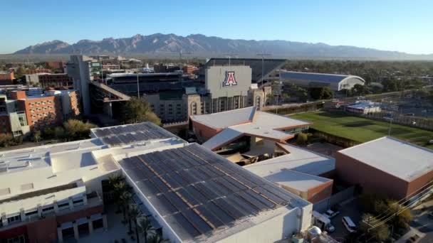 アリゾナ大学ツーソン校アリゾナ スタジアムへの航空機のプッシュ — ストック動画