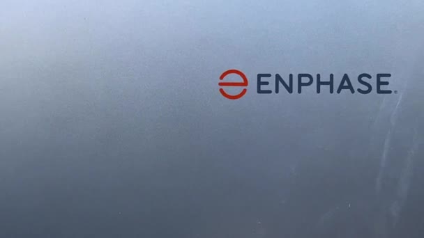 太阳能电池板电箱 Enphase Energy Solar Power Company Logo — 图库视频影像