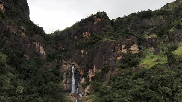 Luchtdrone Tall Rocky Cliffs Ravana Falls Waterval Met Groene Bomen — Stockvideo