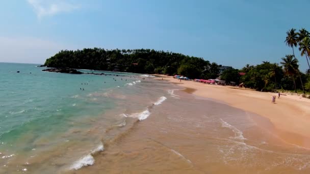 Survol Mer Tropicale Éclaboussures Vagues Dorées Sur Plage Sri Lanka — Video