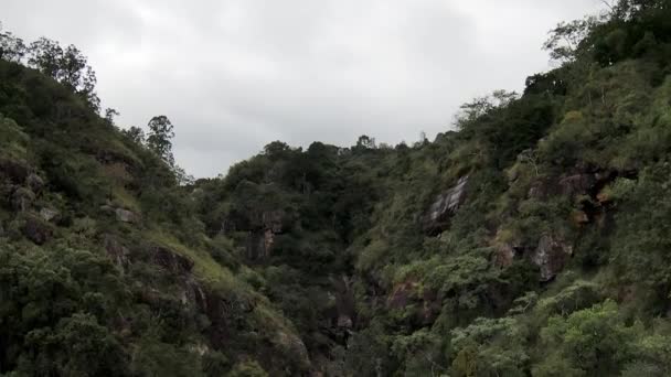 Dolly Aéreo Sobrevoar Ravana Cai Escondido Penhasco Coberto Densa Floresta — Vídeo de Stock