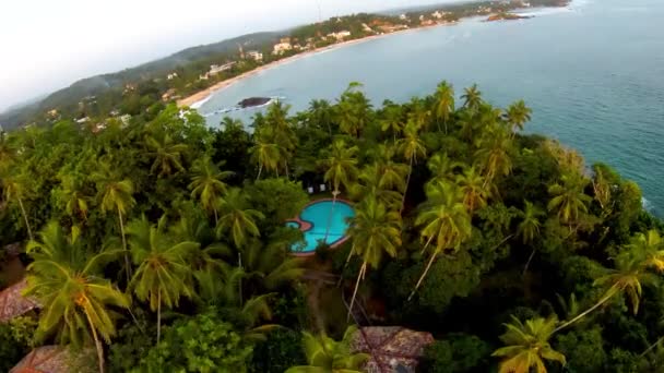 在斯里兰卡长岛湾附近的私人蓝色游泳池和漂亮的平房上空快速射击 — 图库视频影像