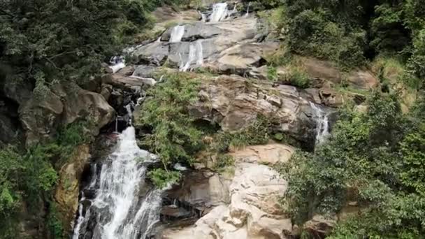 斯里兰卡艾拉绿树成荫的落基山坡上的拉瓦纳瀑布瀑布空中飞行员俯冲而上 — 图库视频影像