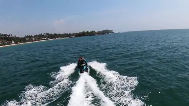 熟練した男の空中ドーリー昼間 スリランカのミリッサビーチの海岸近くの深海のターコイズブルーの海にジェットスカイに乗る — ストック動画