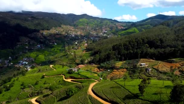 緑の山の田舎とスリランカのエラヒルズの田舎町の上空の空中ドローン — ストック動画