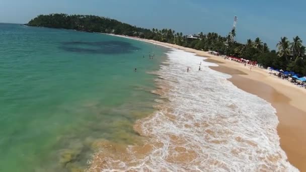 Drone Aéreo Sobre Turistas Nadando Popular Playa Con Agua Turquesa — Vídeo de stock