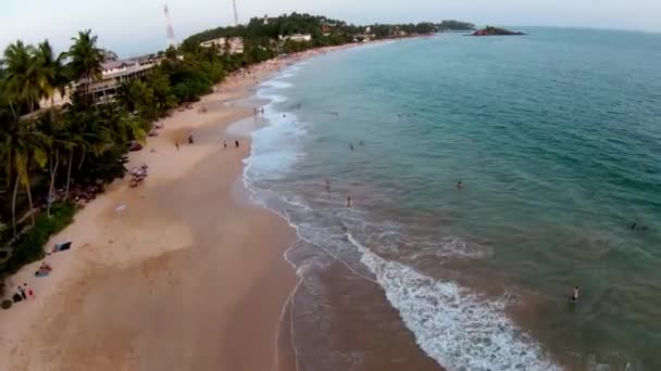 Dolly Aérea Pessoas Divertindo Mar Azul Turquesa Costa Areia Perto — Vídeo de Stock