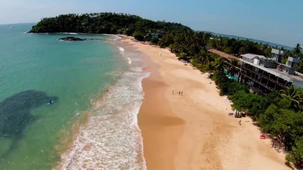 Aerial Footage Wide Sandy Beach Large Arriving Breaking Ocean Waves — Vídeos de Stock