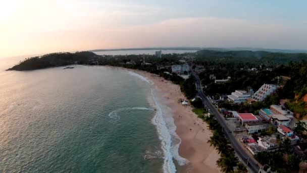 Luchtfoto Dolly Meer Dan Mensen Ontspannen Turquoise Zee Zand Kust — Stockvideo