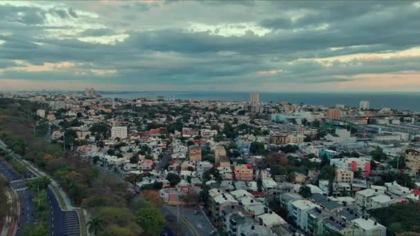 Santo Domingo Cityscape Sea Background Sunset Cloudy Day Aerial Forward — Vídeos de Stock