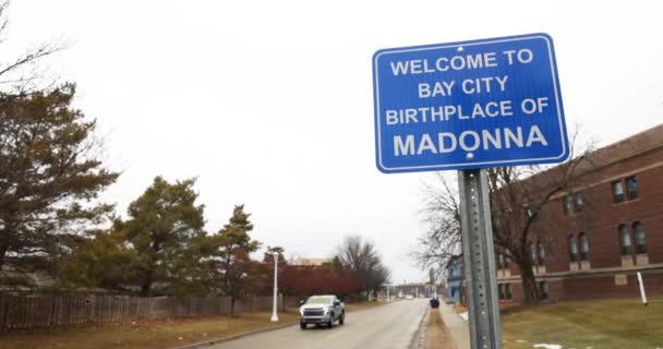 Willkommen Bay City Michigan Geburtsort Von Madonna Straßenschild — Stockvideo