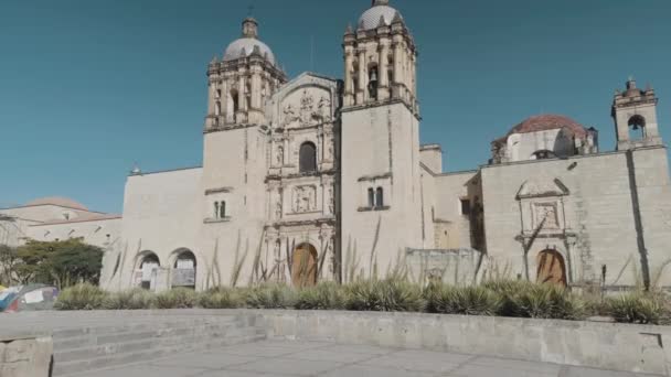 Pidgeons Flying Santo Domingo Guzman Temple Oaxaca Mexico Wide Shot — Stock Video