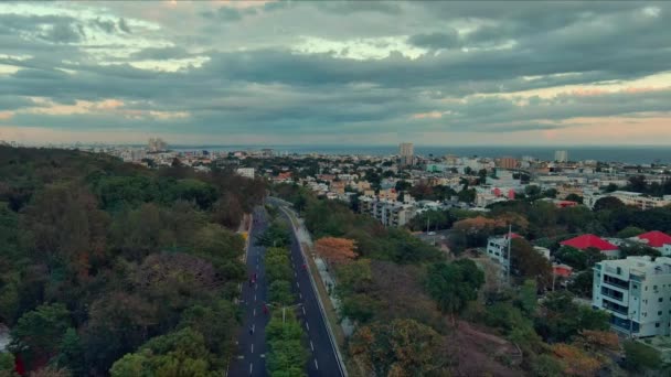 圣多明各Mirador Sur公园的人行横道和自行车道 背景是多云落日的城市景观 空中前方 — 图库视频影像
