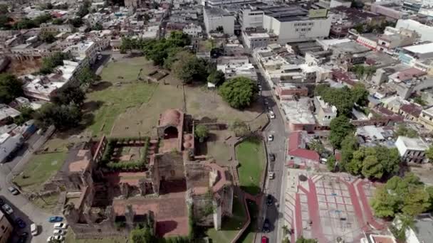 サントドミンゴの植民地地帯であるサンフランシスコの修道院の複合遺跡を旋回する空中トップダウン ドミニカ共和国 — ストック動画