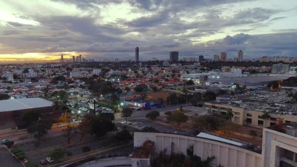 Drone Voando Sobre Água Luz Ruínas Teatro Com Cidade Fundo — Vídeo de Stock