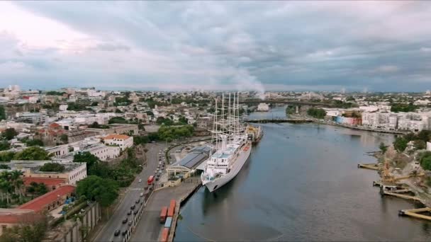 Msy风帆船在日落时分停泊在殖民地港口 背景为圣多明各市 空中全景视图 — 图库视频影像