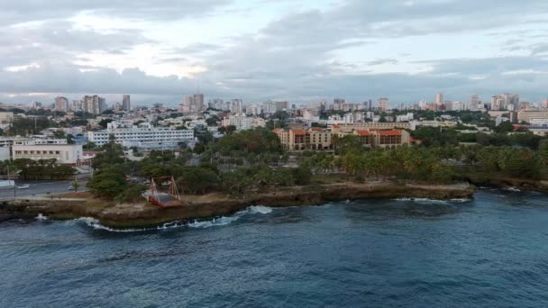 Sziklás Part Mentén Malecon Santo Domingo Dominikai Köztársaságban Légi Oldalirányú — Stock videók