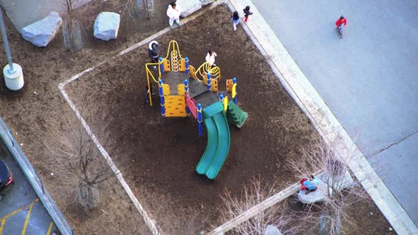 Vue Aérienne Enfants Sur Une Aire Jeux Avec Des Enfants — Video