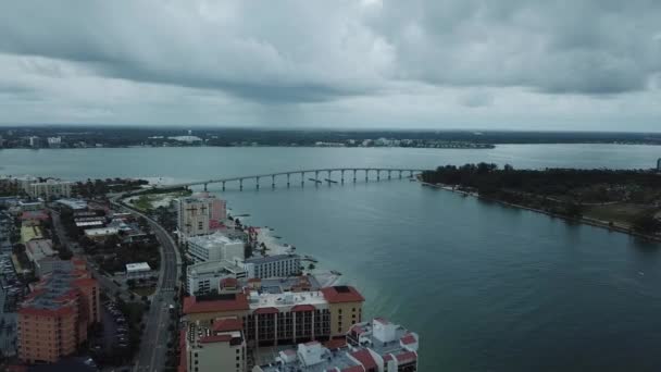 Causeway Bridge Clearwater Φλόριντα Ξενοδοχεία Βροχή Σύννεφα Aerial — Αρχείο Βίντεο